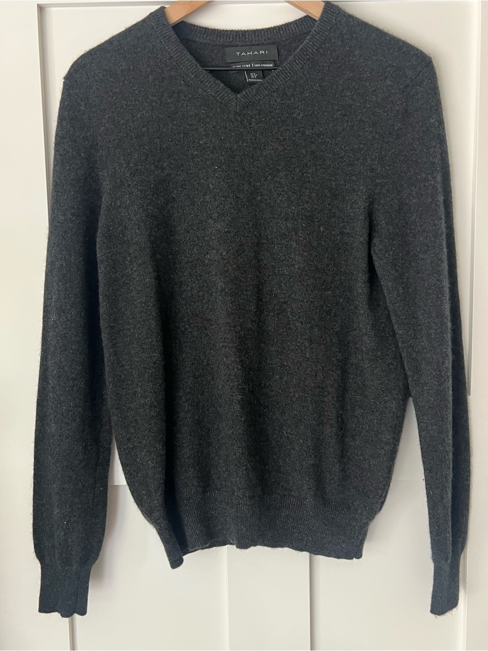 Tahari Pure Luxe Men’s Small 100% Cashmere V-Neck Sweater Charcoal Gray